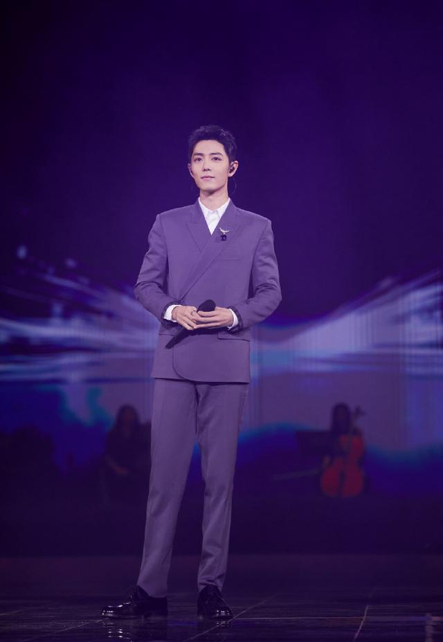 肖战|肖战成高奢品牌代言人？手拿同品牌包海报曝光，品牌方文案成亮点