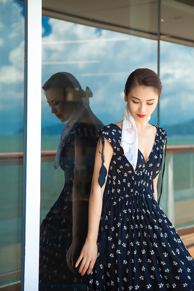 BiuFashion|《披荆斩棘的哥哥》新主持人刘涛气场全开，开叉长裤抢镜，有韵味