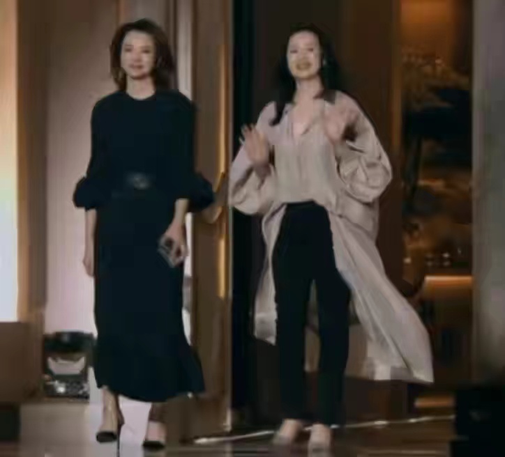 加菲猫说时尚|咏梅做客《朗读者》，董卿遇对手变小绵羊，咏梅知性温柔更有气场