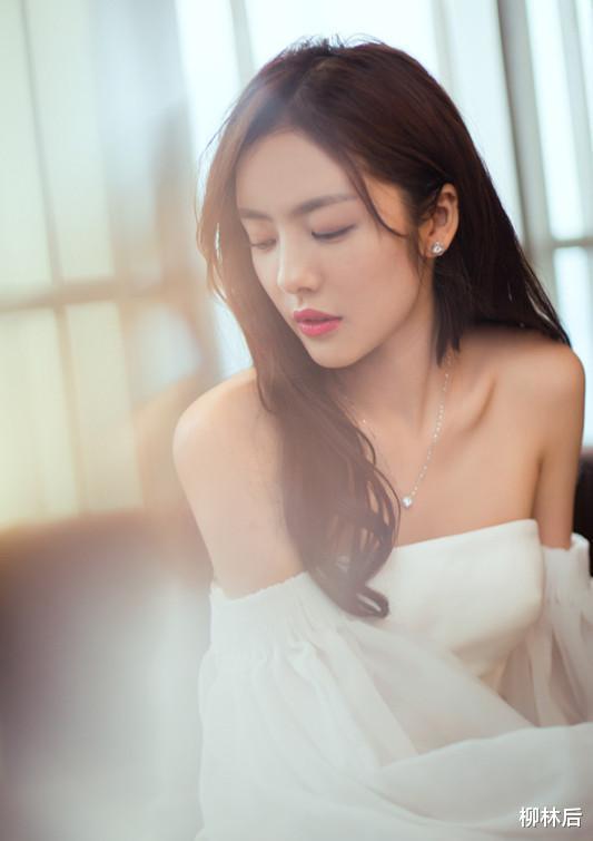 赵露思|赵露思和关晓彤主演新片，张艺谋被韩片打败