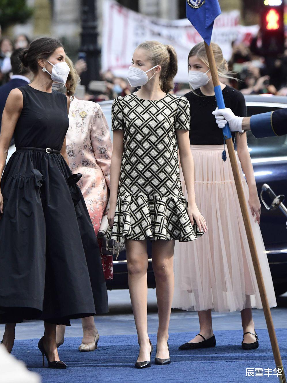 辰雪丰华 莱昂诺尔公主与妹妹同穿裙子，赢在了裙短显活力，索妹打扮的显胖
