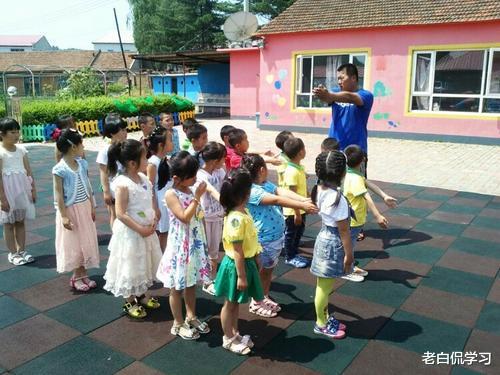 老白侃学习|幼儿园逐渐成了“女儿国”,男老师已成“稀有物种”,原因很无奈