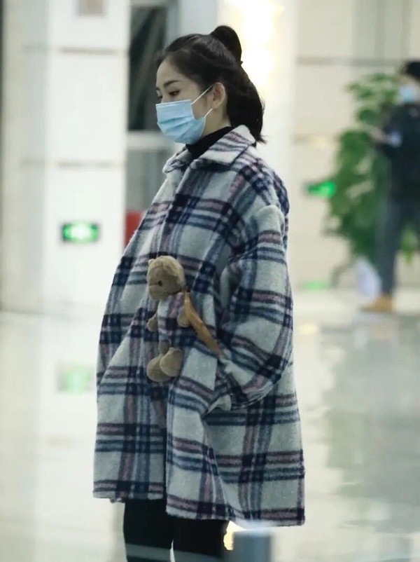 |谢娜挺大肚罕见露面！穿休闲裤腿好细，谢妈妈扎高马尾扮嫩不违和