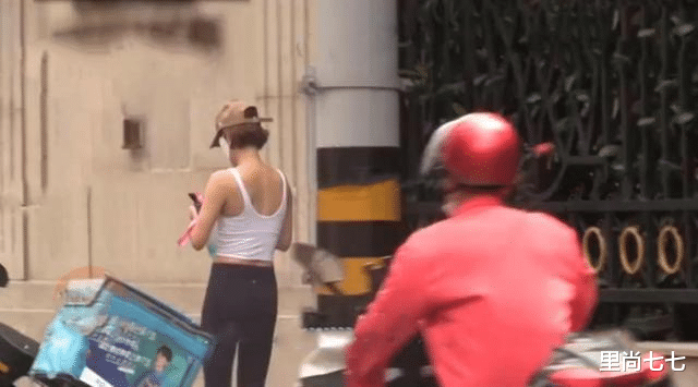 马伊琍|马伊琍私下穿衣太性感，穿紧身小背心身材快瘦成麻杆，却勒出副乳