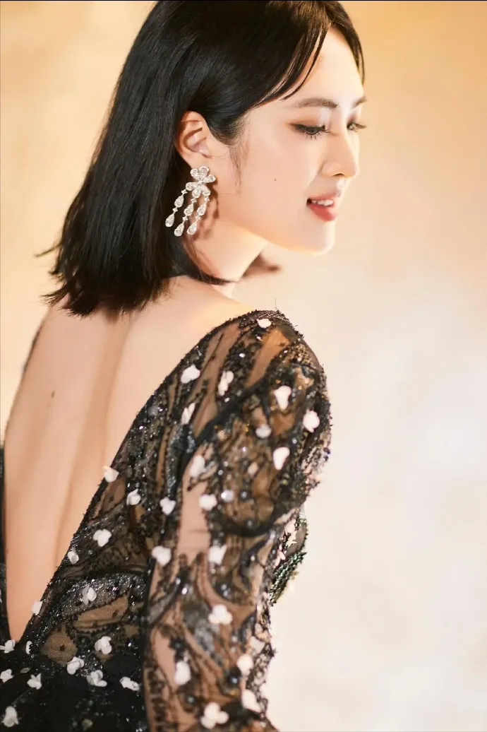 姚安娜|姚安娜发文欢迎姐姐回家，无意中暴露了一个重要信息：她的社交平台都是自己打理的