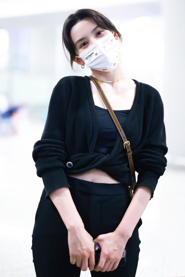 全球时尚风行|宋祖儿终于摆脱“小张柏芝”！穿奶奶衫不显老气，露出了小蛮腰太抢镜