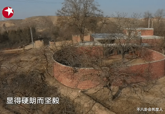 132万土胚房新进展，房子已经出现裂缝，设计师住房也被指违建