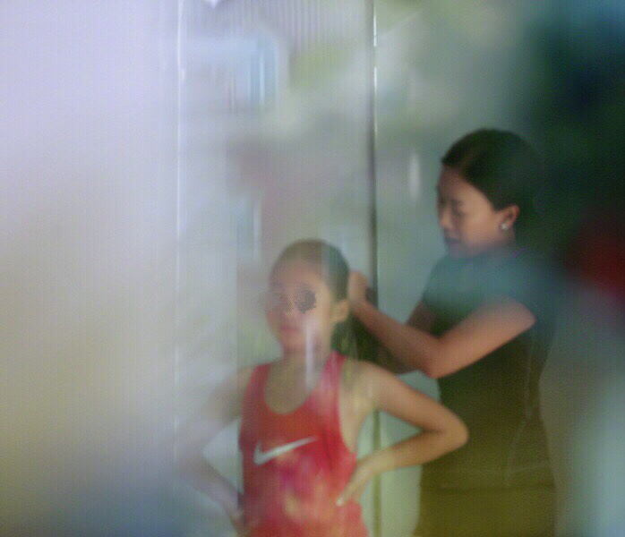 周润发|那英与女儿外出被偶遇，双手环抱态度凶，女儿乖巧站一旁显呆滞