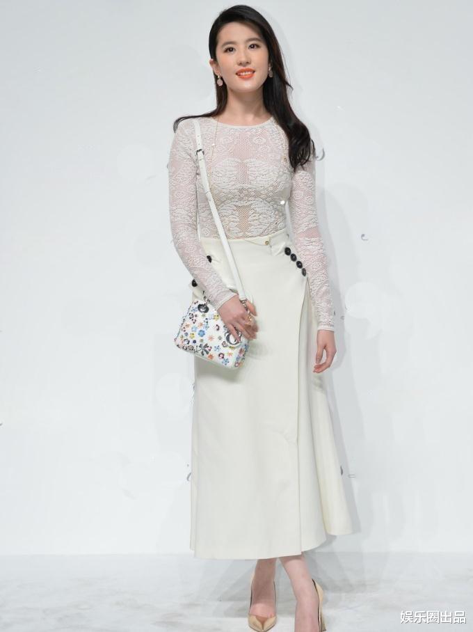 刘亦菲|刘亦菲穿圆领长裙亮相，被指拍照动作不优雅，咬嘴唇成了槽点