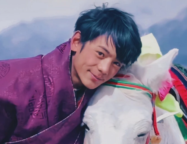 anu|丁真发歌粉丝熬夜等候，参加晚会意外暴露身高，头大身小不协调