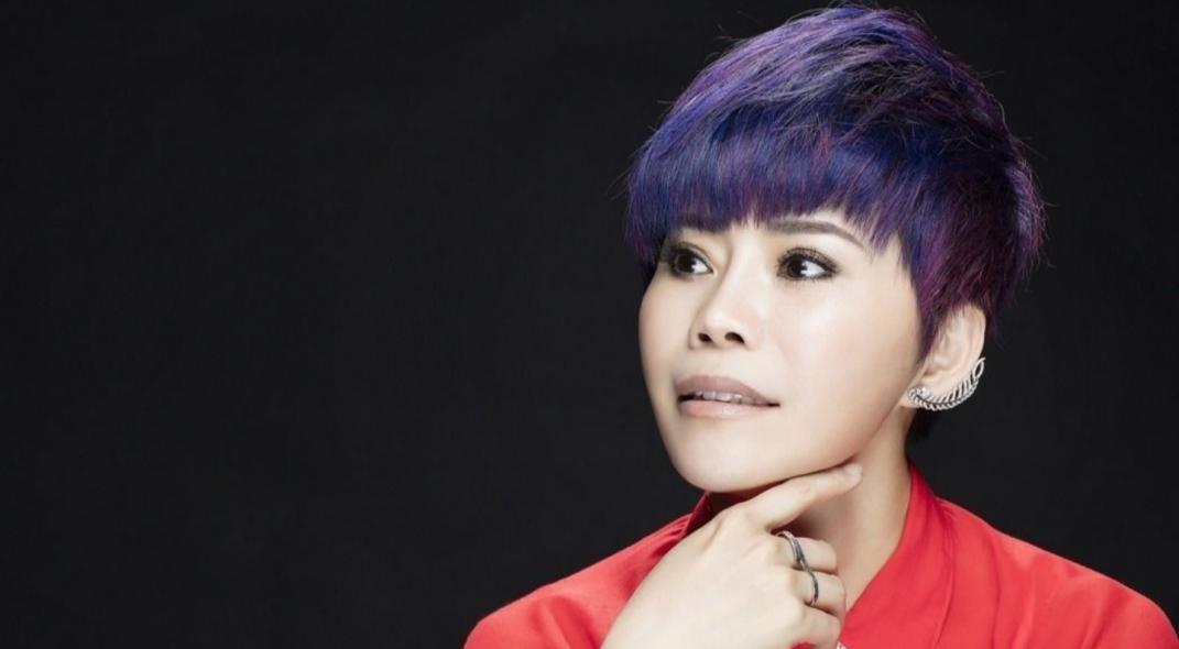 杨超越|54岁女星红毯瘦到脱相，刚被送到医院急诊，患上帕金森左脑还萎缩