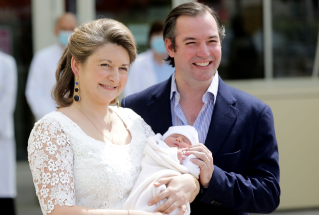 小王子|卢森堡王室最新全家福，40岁寿星不留胡须帅气，夏尔小王子超可爱