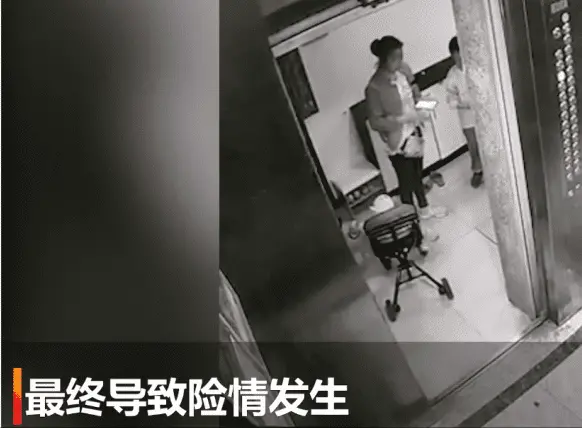 全球热闻 熊孩子破坏电梯,家长在旁不阻止,这种环境下成长的孩子能有出息吗?