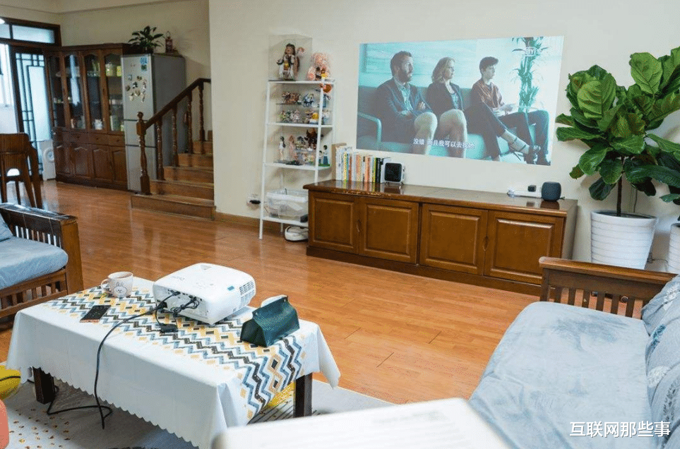 投影仪|争夺年轻人的客厅大战,投影仪能战胜电视机吗?