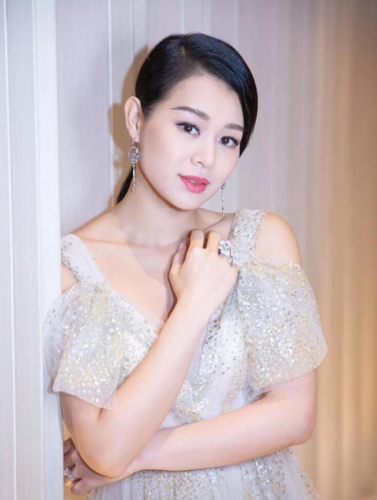 MARRY|41岁胡杏儿晒最新写真,四肢纤细锁骨明显,被赞“产后恢复快”