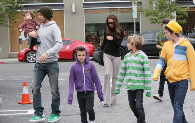 哈珀·贝克汉姆|贝克汉姆与女儿亲密同框，10岁小七身穿与妈妈同款晚礼服超时尚