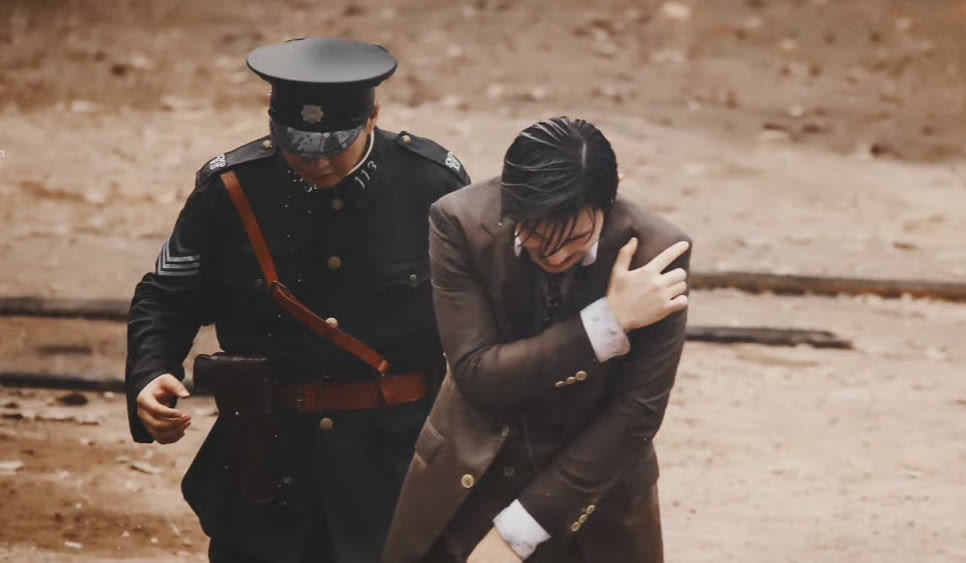 倪妮|邓伦新剧路透，与倪妮上演“跨时空”的爱恋，搂腰亲吻实在太甜了