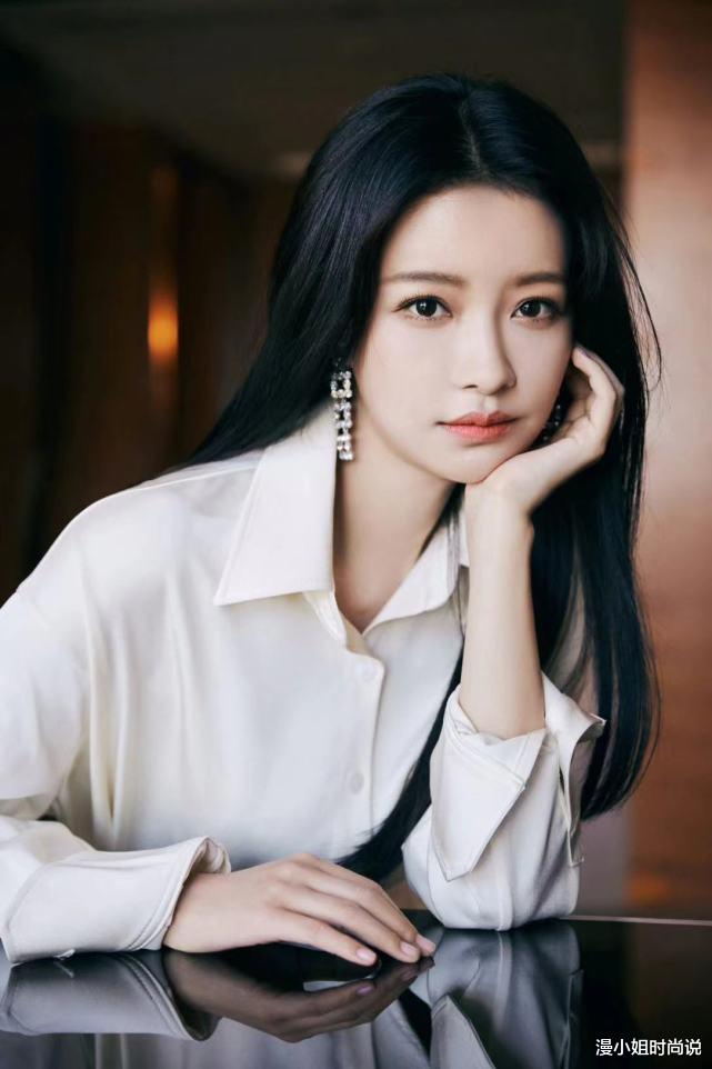 漫小姐时尚说 孙怡一身衬衫连衣裙搭配高筒靴，又帅又有型，文艺女孩可以借鉴了