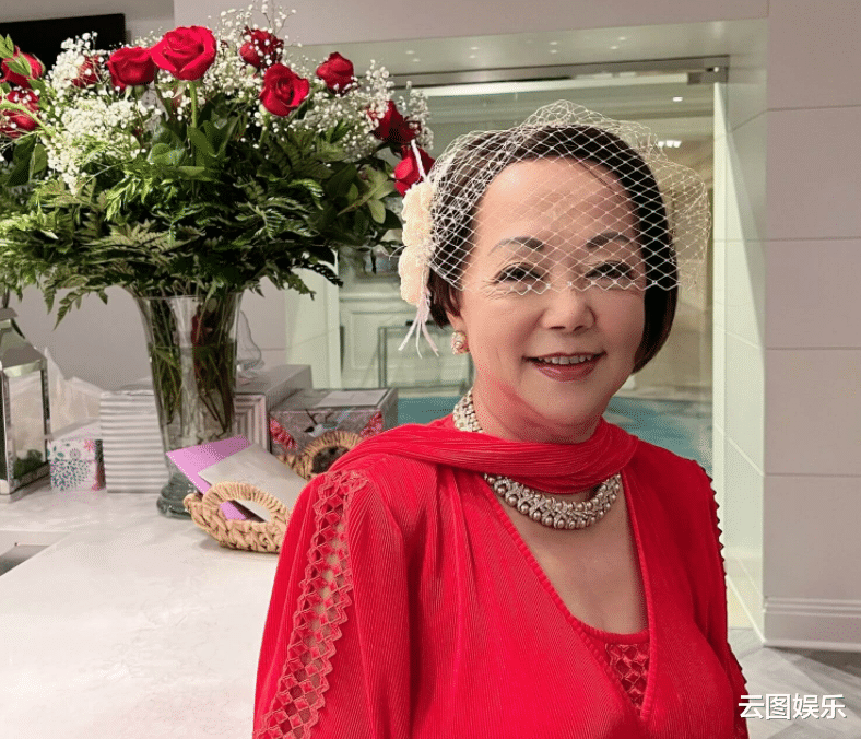 妲己|老戏骨送73岁亲姐出嫁,大赞外国姐夫很绅士!新郎新娘拥吻太浪漫