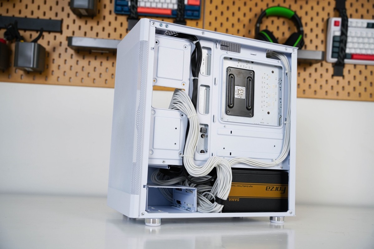 机箱|雪装中的纷呈色彩,主流电竞桌面主机装机分享