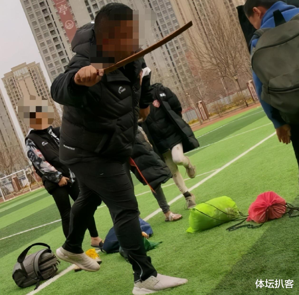 青训|中国足坛丑闻！曝大连青训机构小球员遭教练殴打虐待，天天吃剩菜