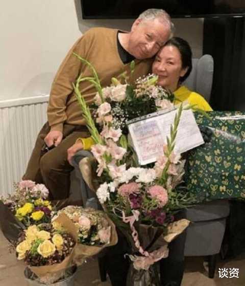 杨紫琼|59岁杨紫琼罕晒74岁富豪男友，满头白发憨态可掬，却把她宠成公主