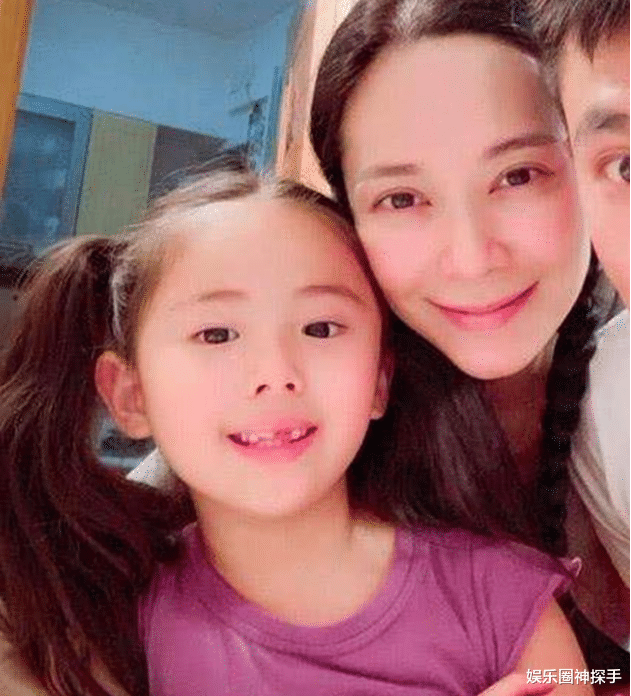 郭羡妮|郭羡妮女儿长大了，9岁的她越来越漂亮，和小时候变化大