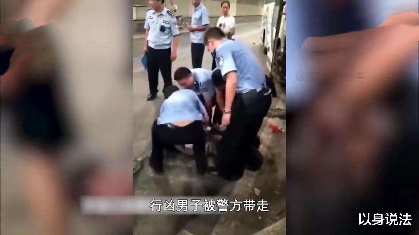 以身说法 大巴司机被歹徒袭击时，司机拼命呼救，全车乘客竟无一人出手帮忙