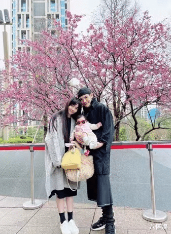 郭碧婷|向佐晒全家福过情人节，全程抱女儿父爱满满，郭碧婷状态如小女生