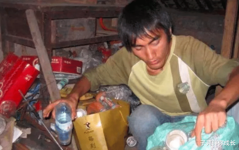 子芫伴你成长|4岁丧父，母亲精神失常，他带着娘求学14年，有了令人欣喜的结果