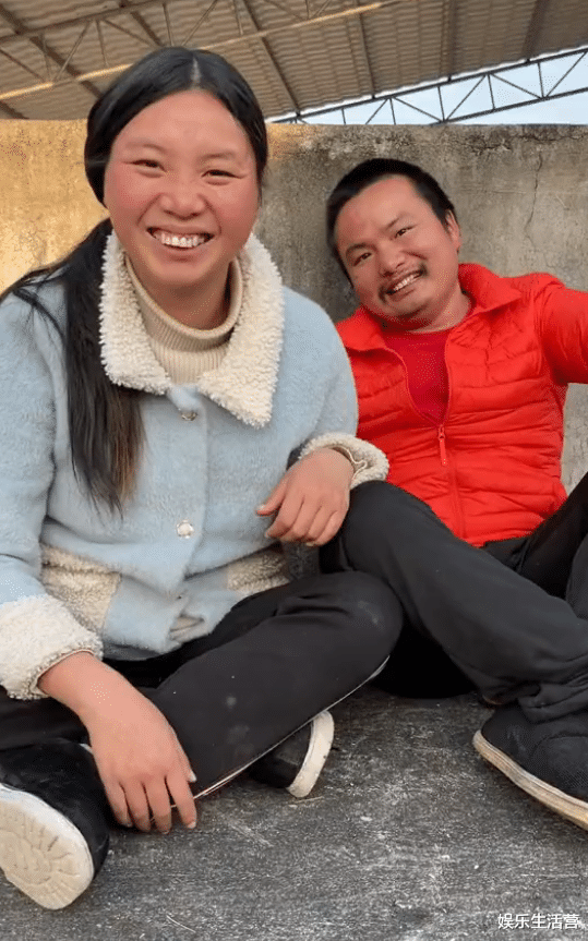 |终于不演了!牛爱芳过上小康生活,麦克风意外曝光,演员也被遣散