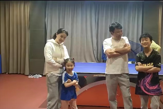 王楠|家庭对战！王楠带女儿4-0横扫老公儿子，出场仪式满分，抱胸叫板