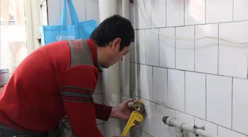 徐晓峰|修水龙头事件后，妻子承认发生关系，男人要离婚，这事没这么简单