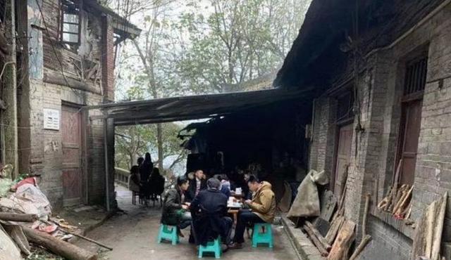 小玲说说看 重庆这3个嬢嬢山窝窝里卖炒菜，土灶台烧柴火，客人大老远来尝鲜