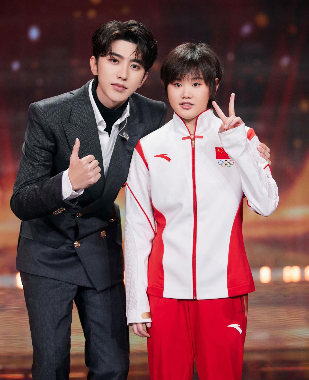 奥运冠军|优质偶像！张家齐跨年晚会追星蔡徐坤，男神弯腰绅士腿合影奥运冠军