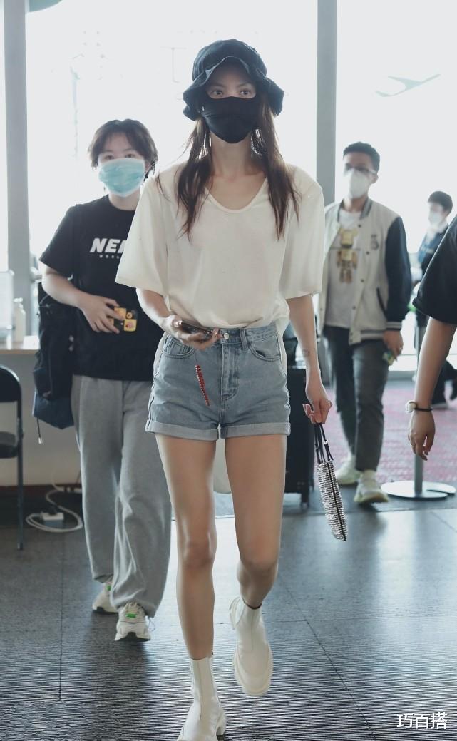 巧百搭|金晨大美女机场穿搭真低调，T恤永不缺席，效果还出了奇的好