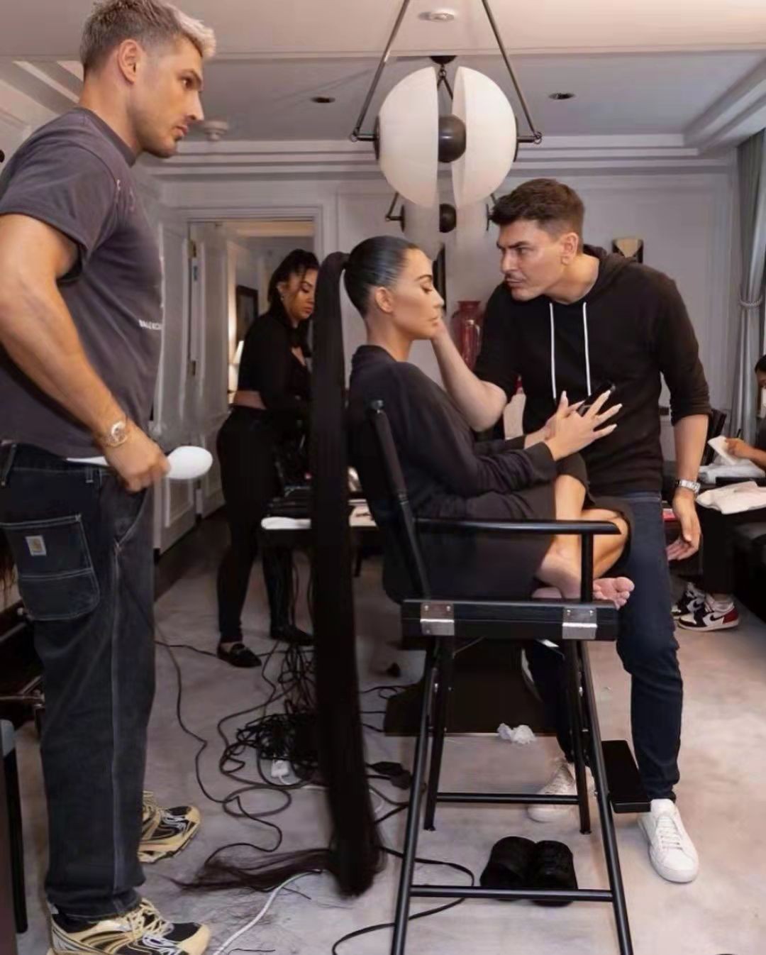 金·卡戴珊|金卡戴珊终于舍得拿下头套！戴墨镜穿紧身衣cos猫女秀翘臀，超性感