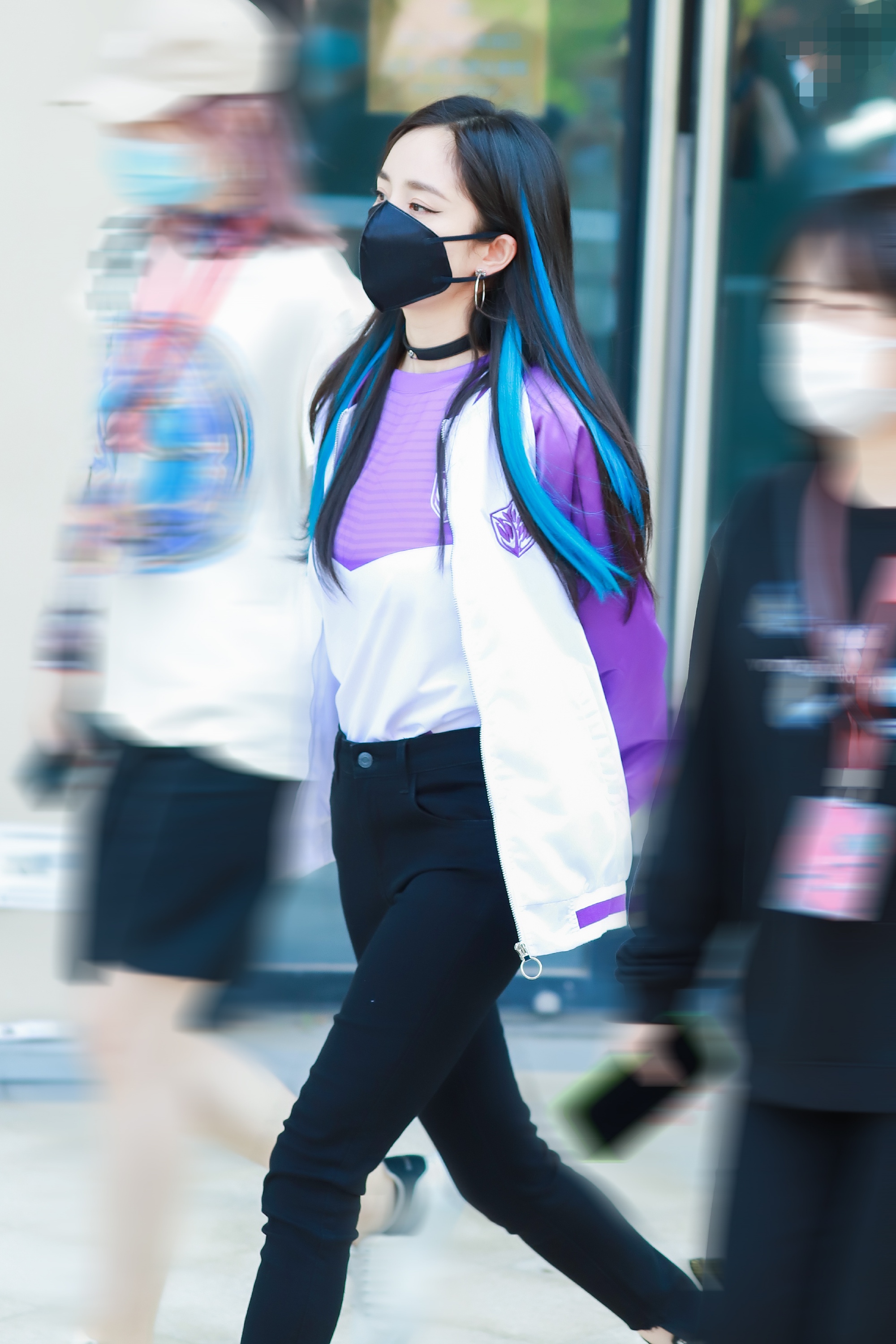 黄晓明|杨幂“非主流”造型,蓝色挑染发型配上挑眼线,拽到没朋友!