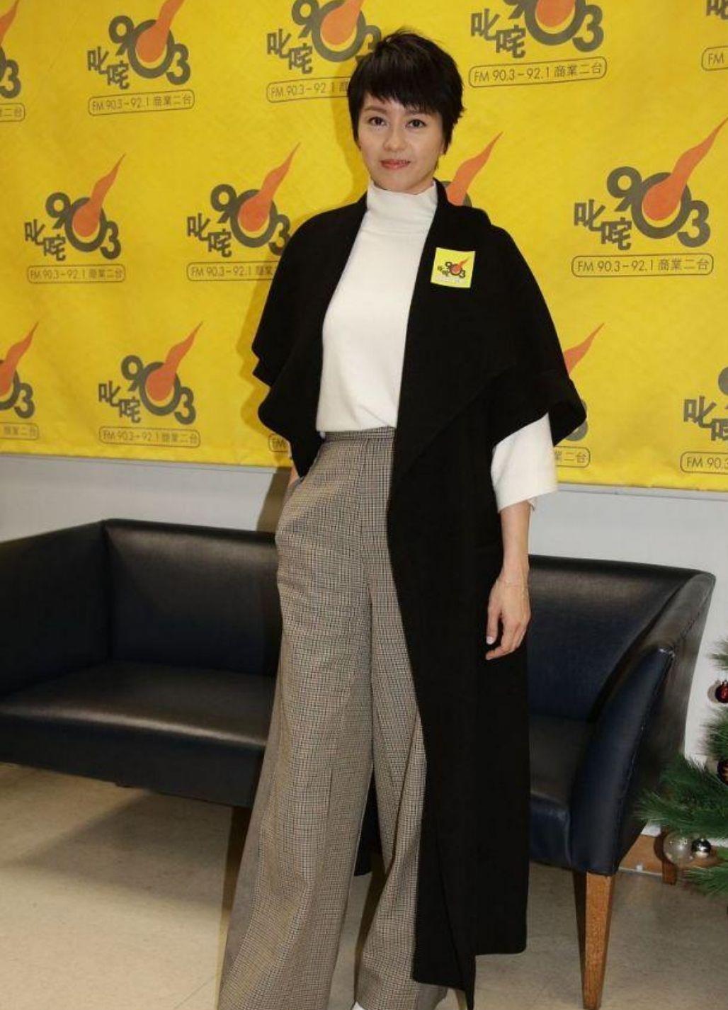 |短发的梁咏琪又飒又甜，穿粉色上衣配碎花半身裙，45岁仍有少女感