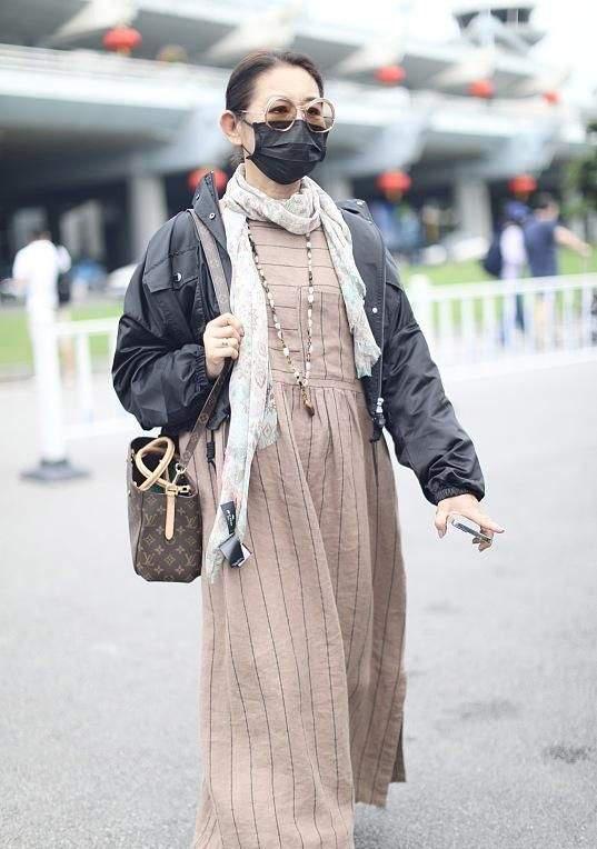 潮帮先生|倪萍走机场真精神，穿“奶奶裙”拎4万大牌包，还搭花丝巾真洋气
