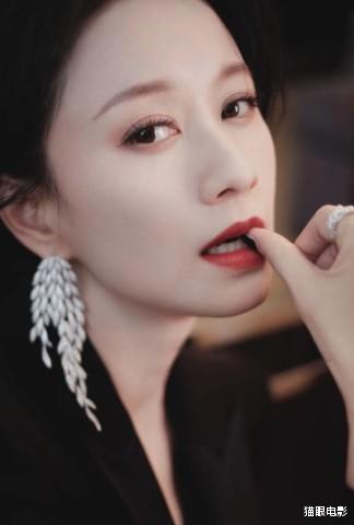 徐峥|41岁倪虹洁状态绝了！穿黑西服皮肤白到发光，她和徐峥演了爱情片