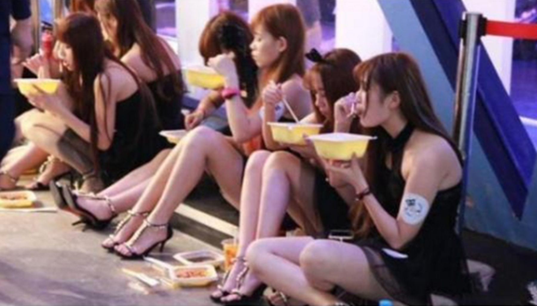 横店|横店20万群演现状：美女校花泛滥，工资没保障，幻想一夜成名