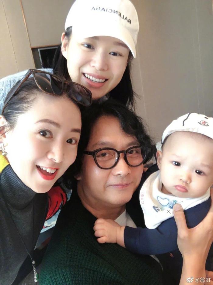 胡杏儿|胡杏儿老公带儿子去玩，抱俩娃大展爸爸力，为儿子认识新朋友高兴