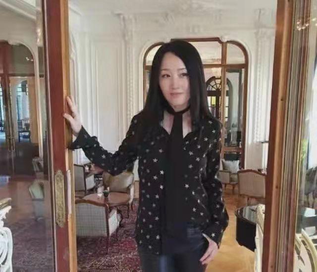 杨钰莹|不老女神杨钰莹家中内景曝光，室内摆放凌乱，书架上全是少儿读物