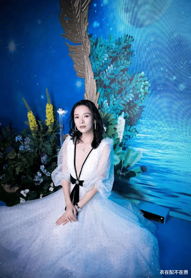 衣在配不在贵 章子怡领子还是穿高点吧，直接拉到腰部，虽然看着大胆却很显气质