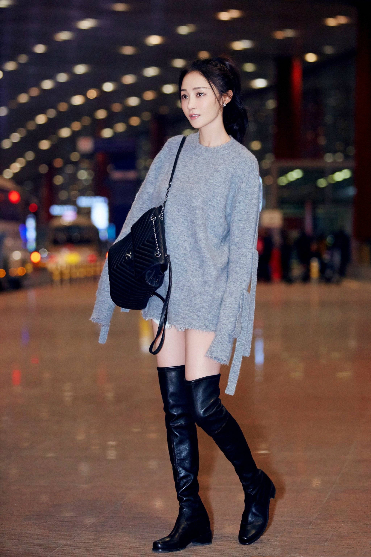 哚乐Like时尚|姚笛低调走机场,“下衣失踪”搭长靴大秀美腿,30多岁状态似少女