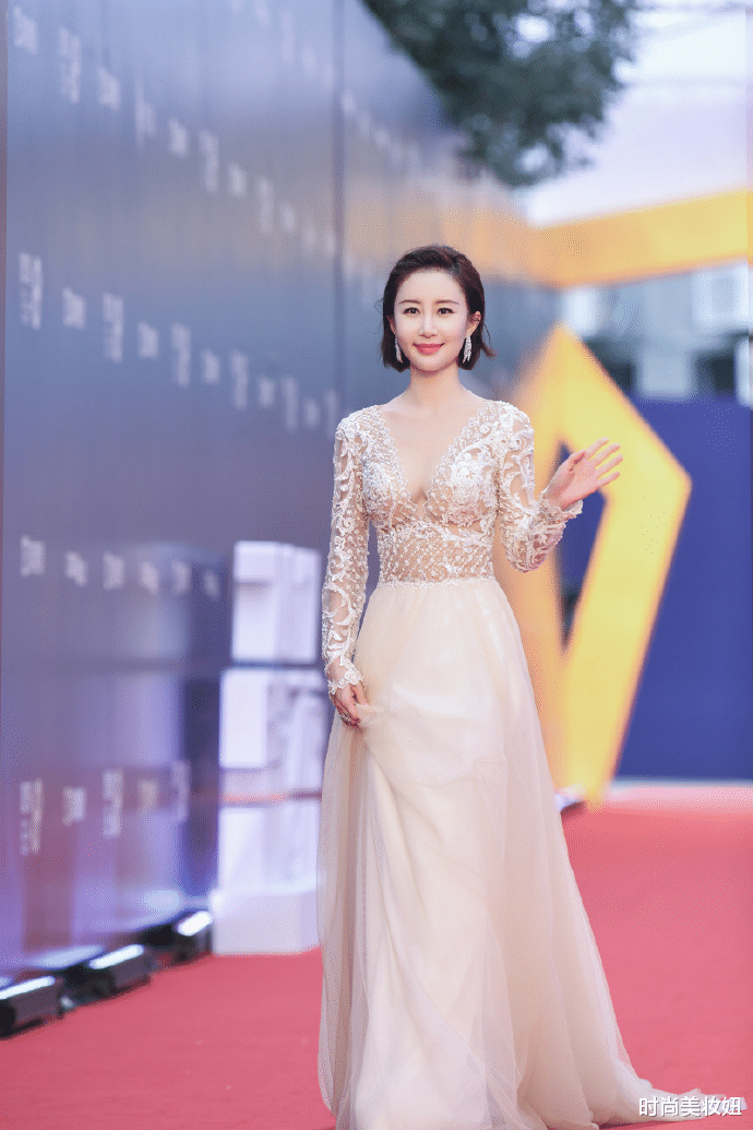 时尚美妆妞 舒畅这回美出圈了，穿裸色连衣裙优雅性感，美得让人移不开眼