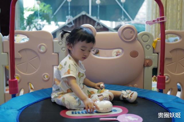 运动|何雯娜给女儿剪头发,妈妈技术有待提高,超可爱的新造型好抢镜