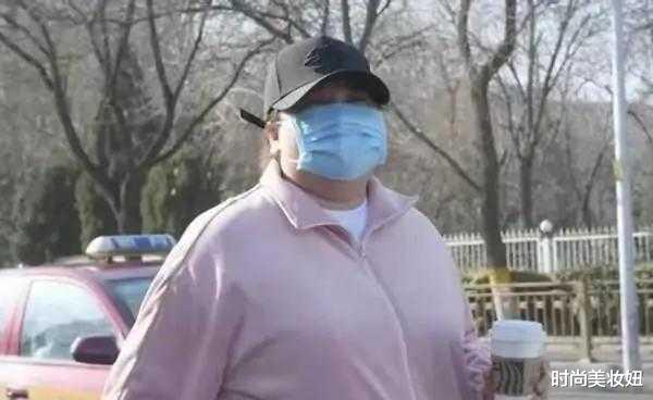 贾玲|在路人镜头下的贾玲太胖了，穿运动服看着有180斤，真该减肥了