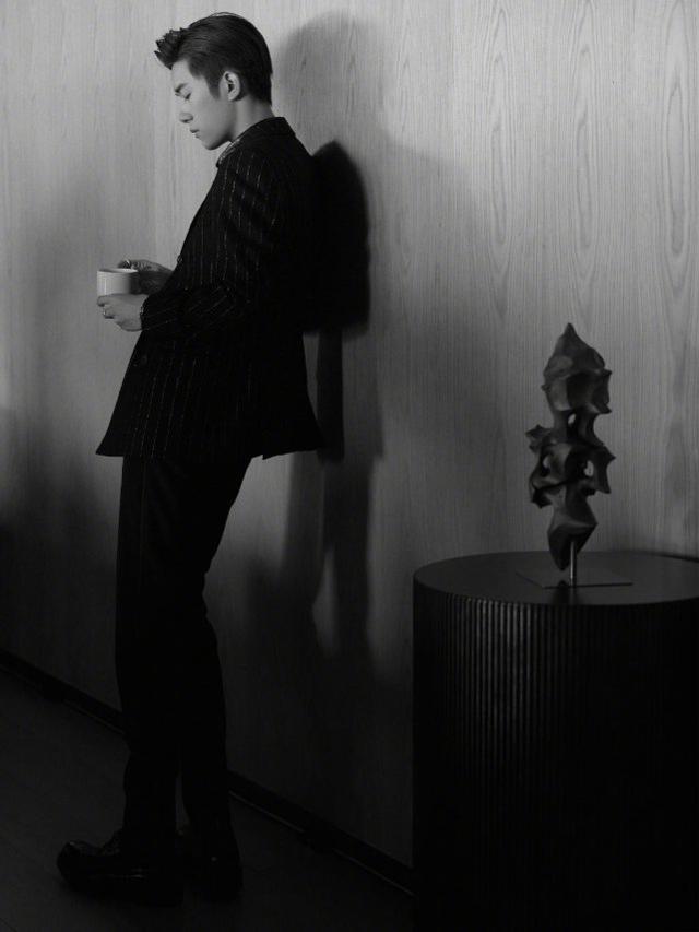 易烊千玺|易烊千玺再揽入高奢全球代言!黑白西装藏不住贵族范,国际巨星范